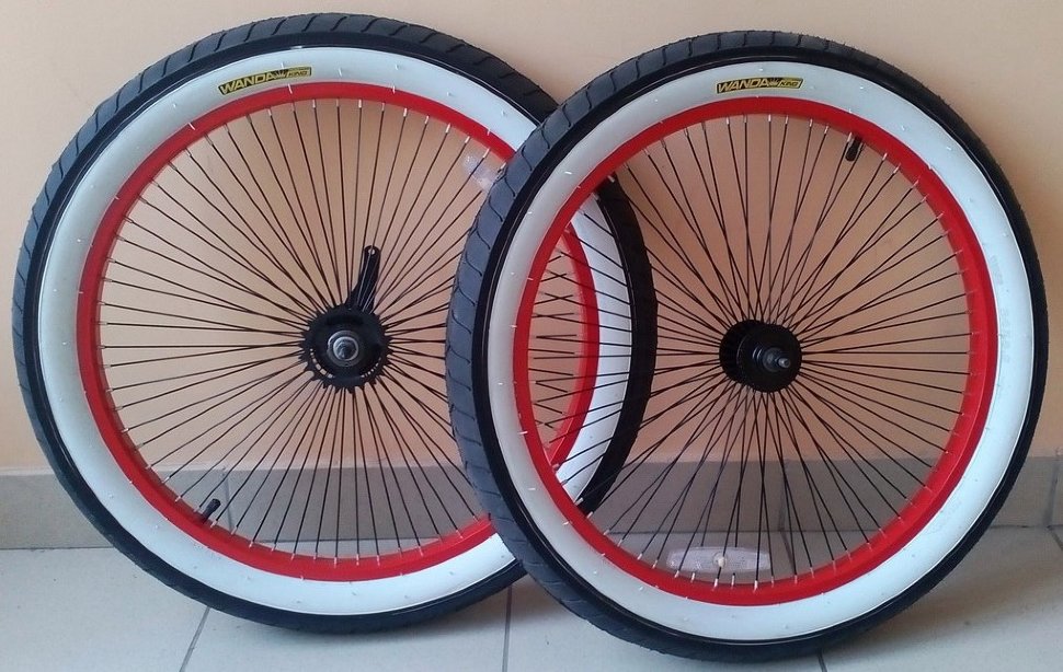 Комплект красных колес с белой боковиной 24 дюйма 68 спиц